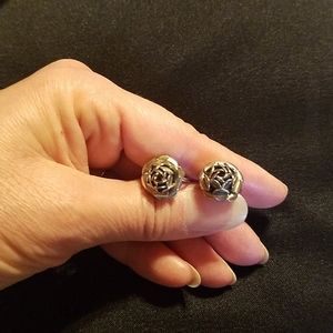 Vintage pretty rose screw back earrings! 🌹